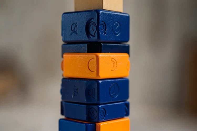 Uma pilha de blocos de construção formando uma torre alta, com selos de aprovação em cada bloco, representando a construção de credibilidade.