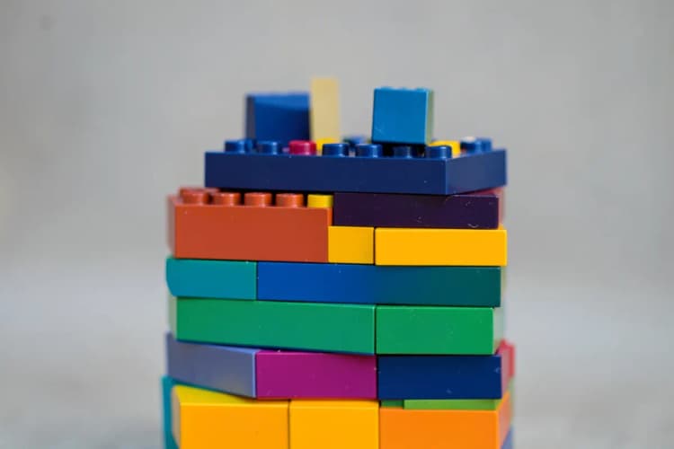 Uma pilha de blocos de construção com alguns blocos faltando, representando erros comuns.