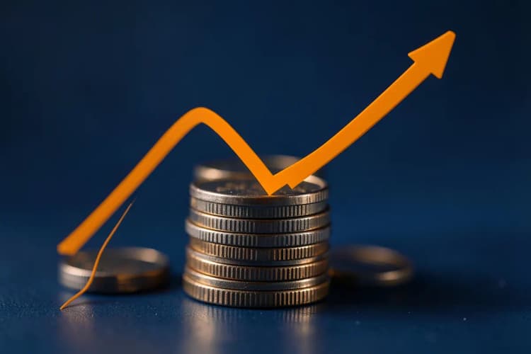 Gráfico de linha ascendente sobreposto a moedas empilhadas, simbolizando o aumento do lucro em relação ao custo, em plano médio.