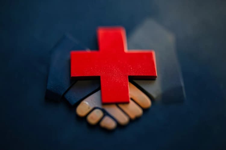 Sinal de 'X' vermelho sobre um ícone de aperto de mão, simbolizando erro na qualificação.