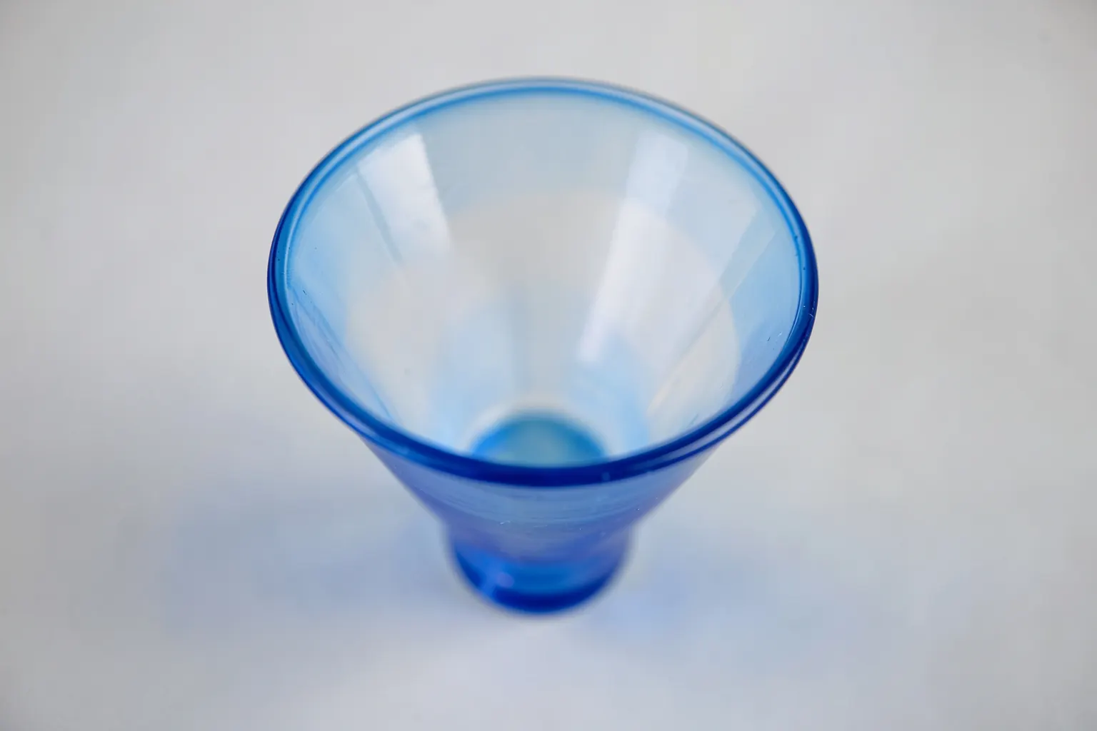 Ícone de funil de vendas com setas indicando fluxo de leads, sobre fundo azul claro.