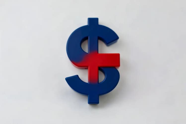 Ícone de cifrão com um X sobre ele, indicando que CRM não é necessariamente gratuito.